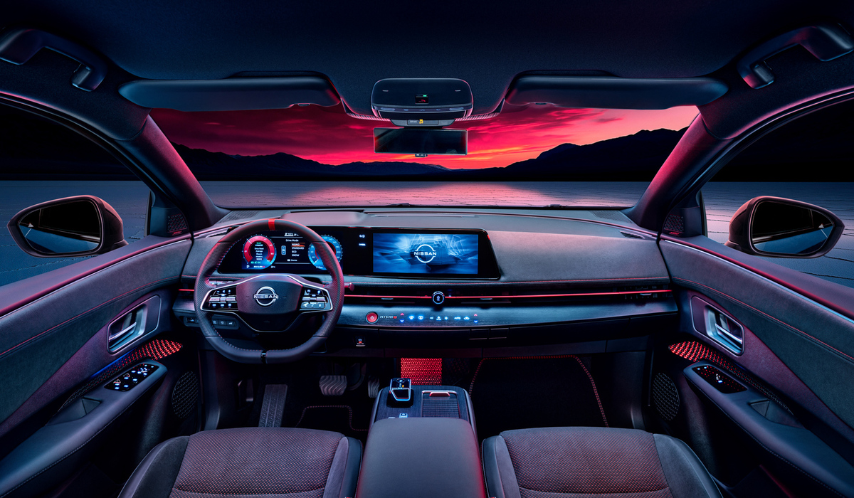 mid Groß-Gerau - Detailaufnahme aus dem Innenraum des Nissan Ariya Nismo mit Nahaufnahme des Startknopfs und dem Nismo-Logo daneben. Nissan