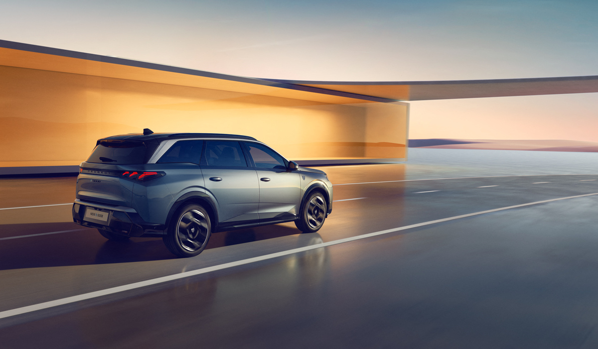 mid Groß-Gerau - Die Löwenmarke möchte die Bedürfnisse aller Kundinnen und Kunden mit einer kompletten Palette von zwölf vollelektrischen Modellen erfüllen. Hier der Peugeot E-5008 in der Long Range Version. Peugeot / Stellantis