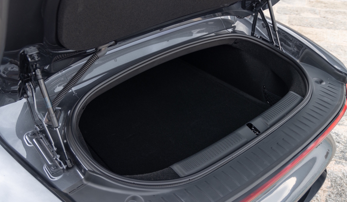 Egal ob das Verdeck versenkt oder aufgestellt ist, das Gepäckvolumen leidet darunter nicht. In beiden Fällen sind es 249 Liter Foto: MG