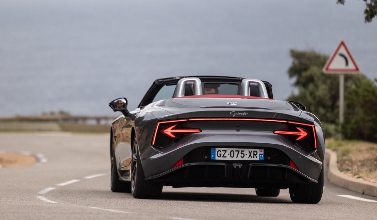 Go-Kart-ähnlich geht es mit einer sehr direkten Lenkung zielgenau ums Eck Foto: MG