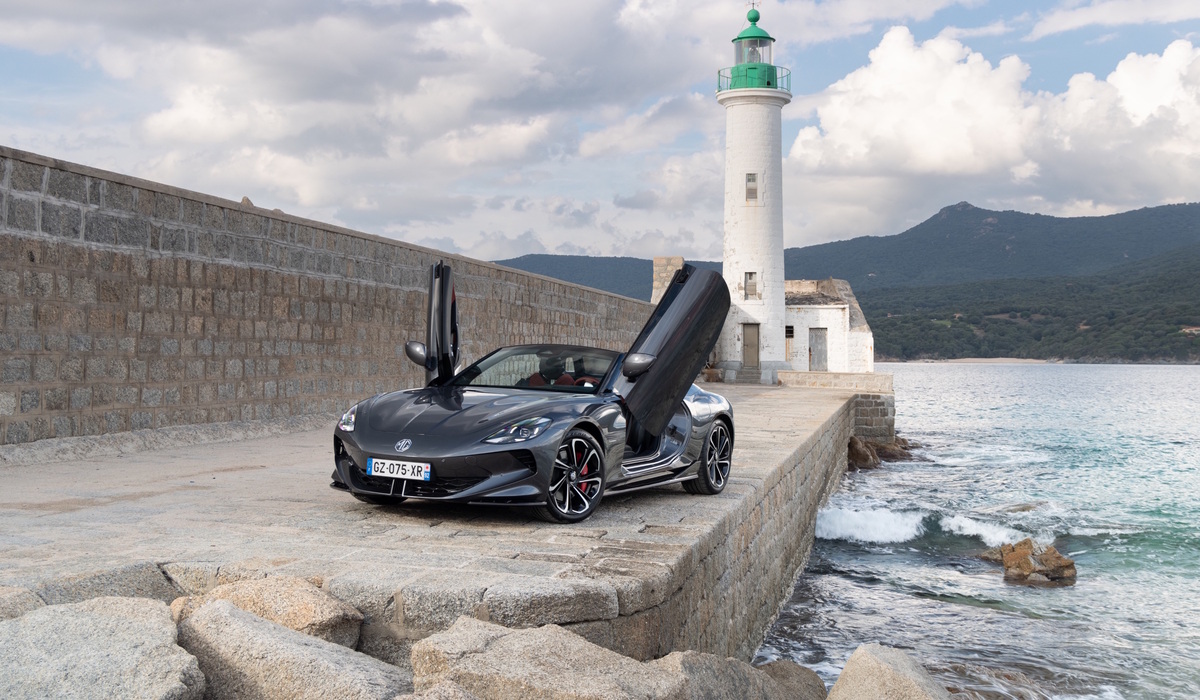 Die coole Show bietet sich Passanten oder Gästen im Straßencafé, sollte der Cyberster einmal direkt vor ihnen parken und seine Scheren-Türen spektakulär nach oben schwingen Foto: MG