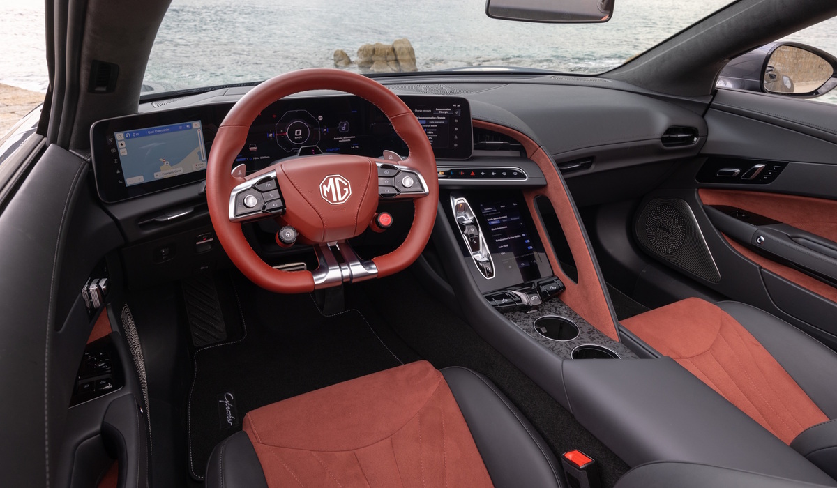 Das Interieur wirkt hochwertig, die Sitze sind bequem und die Materialien gut gewählt Foto: MG