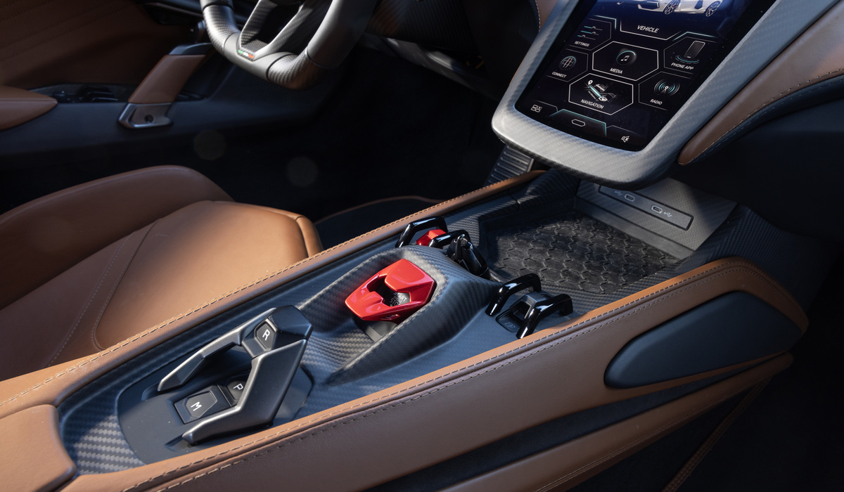 Über kleine Drehregler am Lenkrad lassen sich vier Fahrmodi, E-Programme sowie die Position der Karossiere und des Heckspoilers personalisieren Foto: Lamborghini