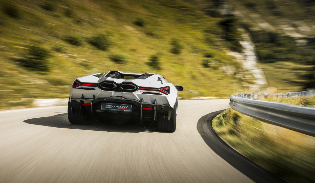 Kein Lambo war je schneller. Und keiner ließ sich berechenbarer um Kurven zirkeln. Ausgefeilte Regelsysteme erahnen im Voraus, wo sie gleich ihre Kraft hinleiten sollen Foto: Lamborghini