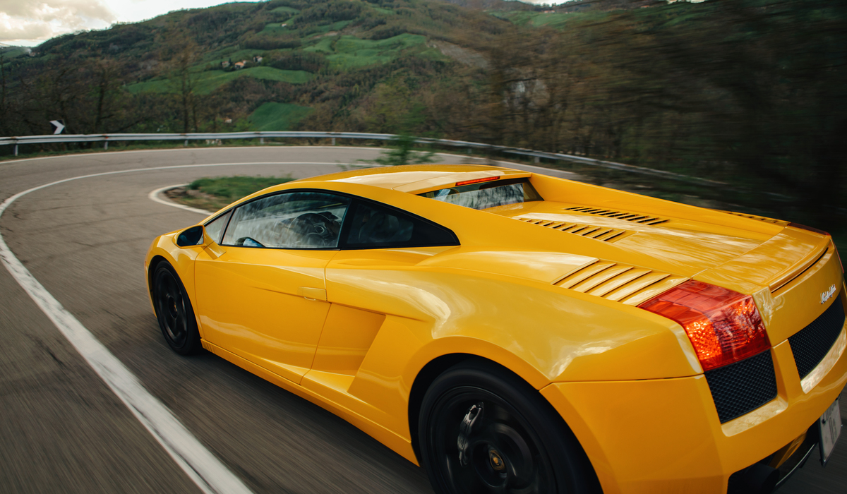 Allradantrieb, vergleichsweise leichte 1.430 Kilo dank Alu-Spaceframe sowie das erste in einen Lambo eingebaute ESP ließen ihn mindestens auf Augenhöhe mit einem Ferrari 360 um die Gunst der betuchten Kundschaft fahren Foto: Lamborghini