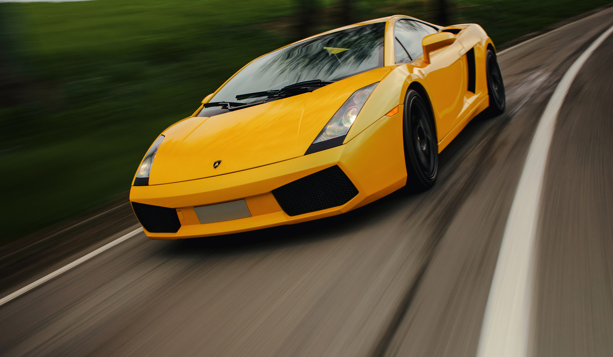 Der Gallardo war der erste Lamborghini, der komplett aus Audis Feder stammte. Inklusive des fulminanten Fünfliter-V10 im Nacken des Fahrers Foto: Lamborghini