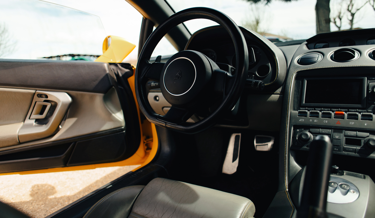 Der aus heutiger Sicht antiquierte Infotainment-Baukasten aus der vordigitalen Steinzeit, Displays, Schalter und Knöpfe tragen bereits die Handschrift von Audi Foto: Lamborghini