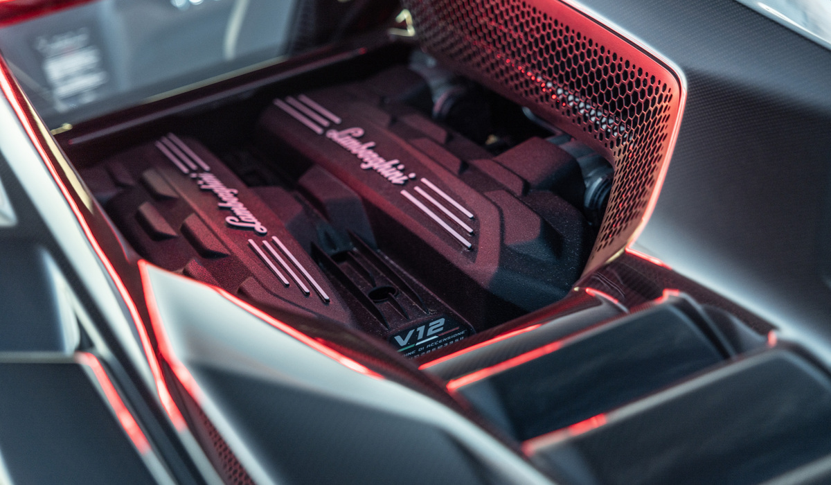 Ein 6,5 Liter-V12-Sauger, der sich mit Hilfe von drei E-Motoren erfolgreich dagegen wehrt, zum alten Eisen geworfen zu werden, powert über ein Achtgang-Doppelkupplungs-Getriebe eine Systemleistung von bis zu 746 kW/1.015 PS auf alle vier Räder Foto: Lamborghini