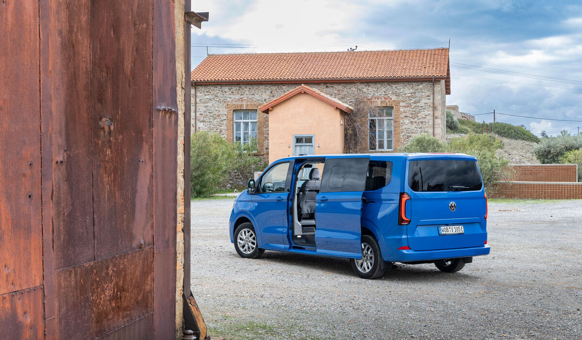 Auf 5,05, in Langversion sogar 5,45 Metern Länge sind je nach Bestuhlung zwischen fünf und acht Passagiere großzügig untergebracht Foto: VW