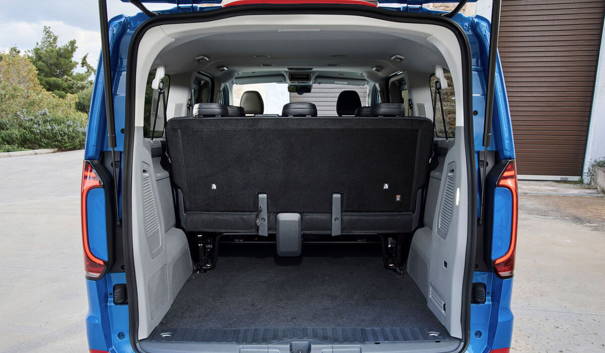 Im Unterboden ist eine 64 kWh große Batterie montiert Foto: VW