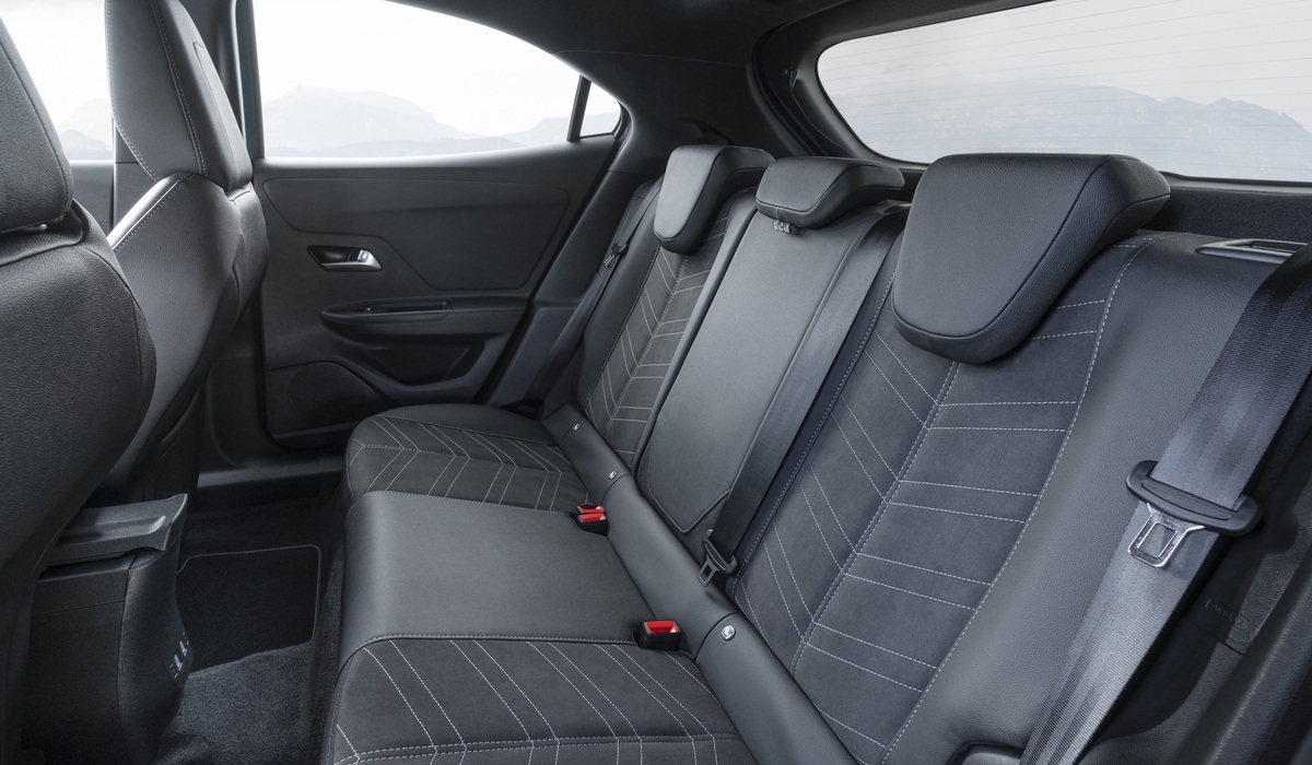 Während das Platzangebot vorne großzügig ist, lässt sich der Font nur eingeschränkt nutzen Foto: Opel