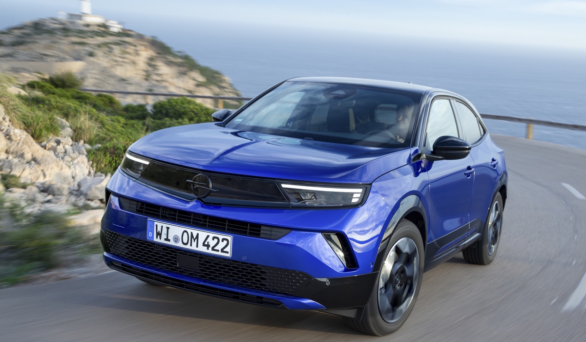 Der Hybrid wartet dabei mit den dynamischsten Fahrleistungen auf Foto: Opel