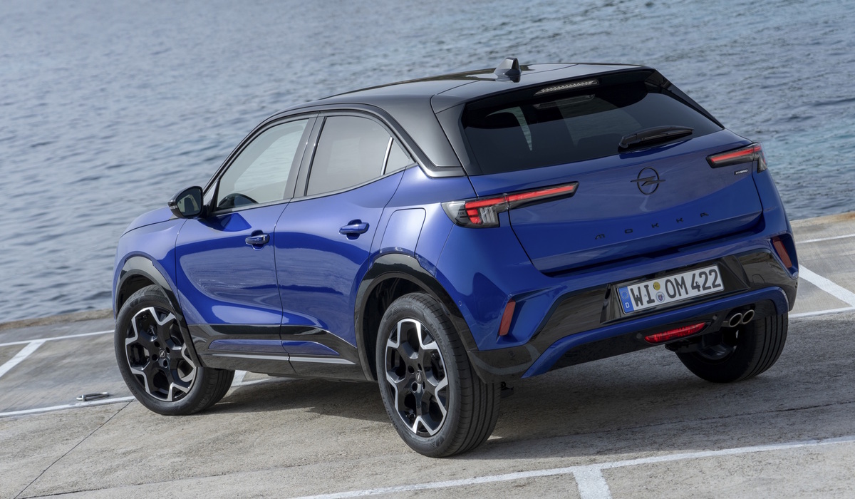 Der Hybrid trägt am Heck noch ein klassisches Auspuffendrohr Foto: Opel