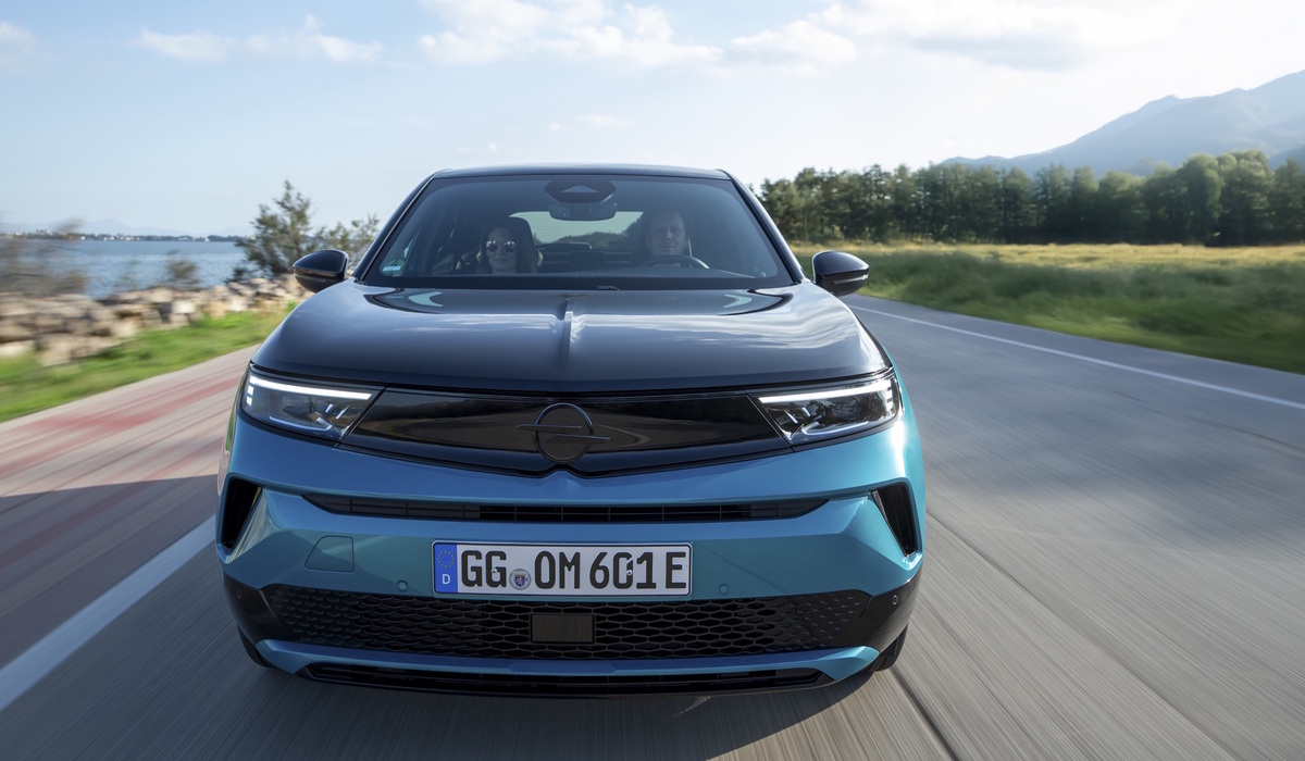 Angefasst haben die Designer äußerlich nur Details, wie etwa das Opel-Emblem an der Front Foto: Opel