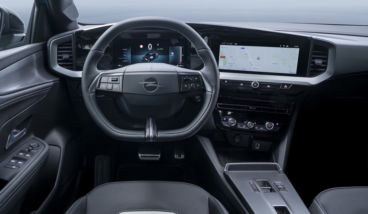 Das neue, oben und unten im Rennwagen-Stil abgeflachte Lenkrad verspricht mehr, als der SUV halten kann Foto: Opel