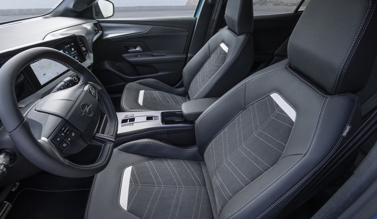 Das Armaturenbrett wölbt sich einschließlich der Mittelkonsole in Form einer Banane um den Fahrersitz, ist dadurch besonders bedienungsfreundlich Foto: Opel