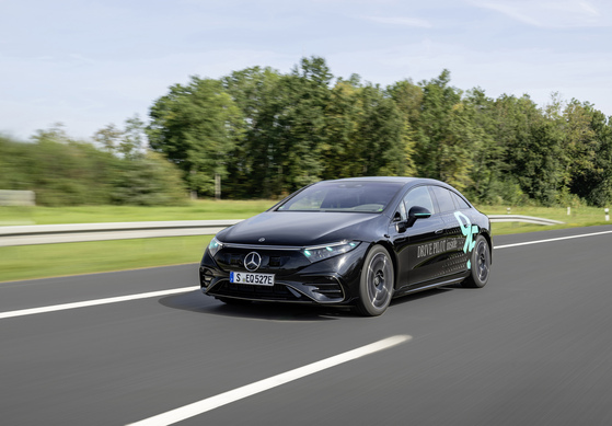 Autonomes Fahren in Deutschland  - Mercedes testet türkises Leuchten 