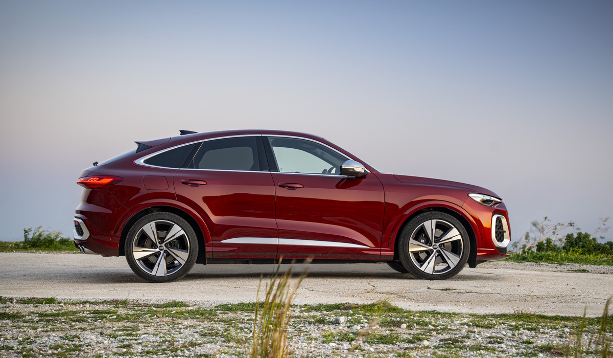 Schlanker Fuß: Die Seitenansicht des Sportback wirkt elegant und schwungvoll zugleich. Foto: Audi