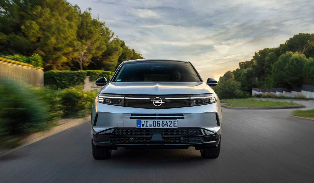 Mit einer Batterie, die 17,9 Kilowattstunden fasst, kann der Grandland Plug-in-Hybrid nach dem Standard-Zyklus WLTP bis zu 87 Kilometer elektrisch fahren Foto: Opel