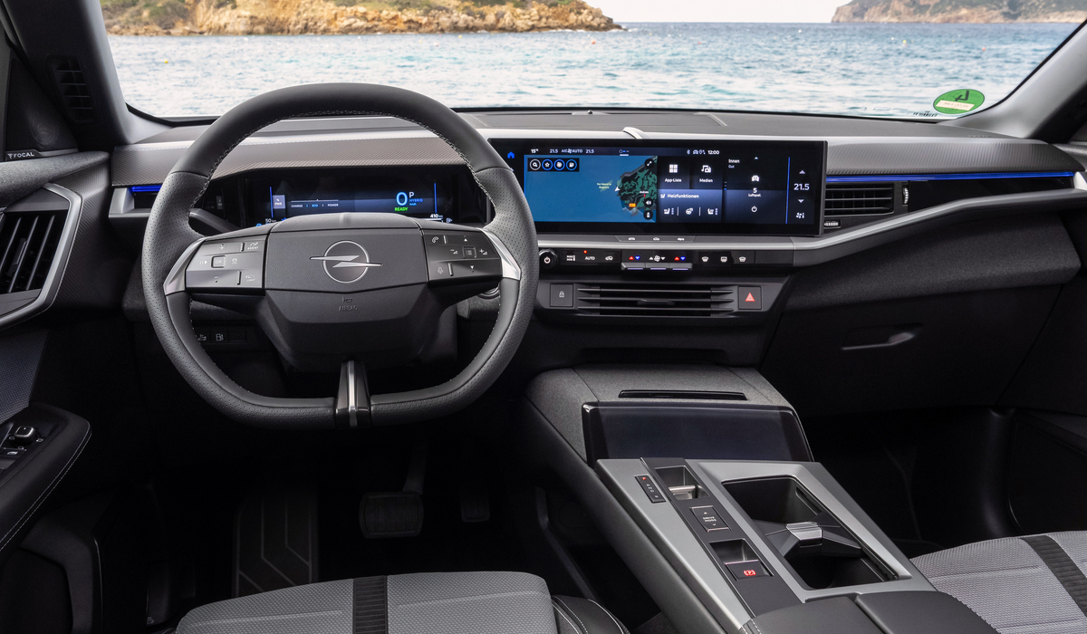 Das Cockpit ist im bekannten Stil gehalten Foto: Opel