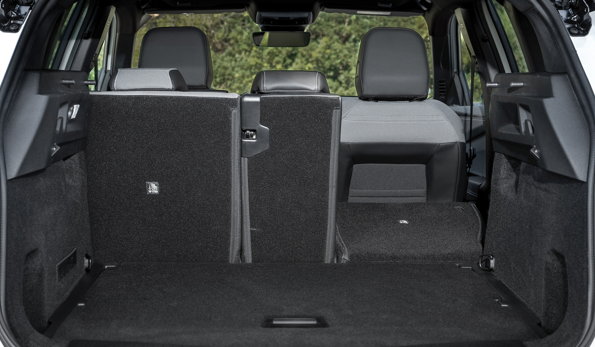 Mit 550 Liter Ladevolumen – bei umgeklappten Rücksitzen sind es bis zu 1.645 Liter – ist bei allen Antriebsvarianten für Gepäck ausreichend Platz Foto: Opel