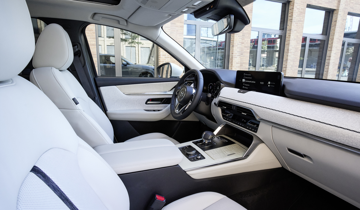 Die sehr gute Verarbeitung, feine Materialien und Oberflächen, darunter Ahornholz, Nappaleder und japanische Textilien sowie Chromakzente und viele sichtbare Nähte schaffen ein Ambiente, in dem man sich sofort wohlfühlt Foto: Mazda