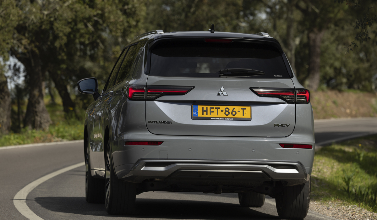 Gelungener Abgang: die schmalen LED-Rückleuchten passen gut ans stämmig gezeichnete Heck Foto: Mitsubishi