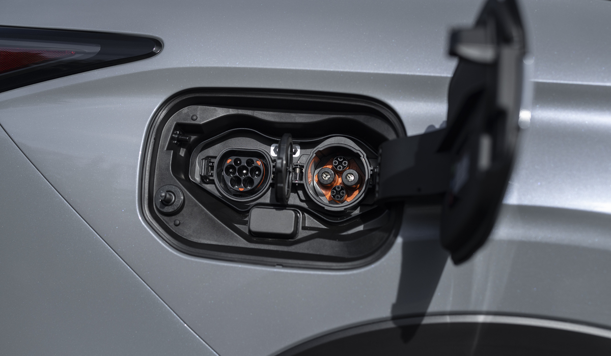 Luft nach oben: links der Typ 2-Stecker, daneben der Chademo-Schnellladeanschluss Foto: Mitsubishi