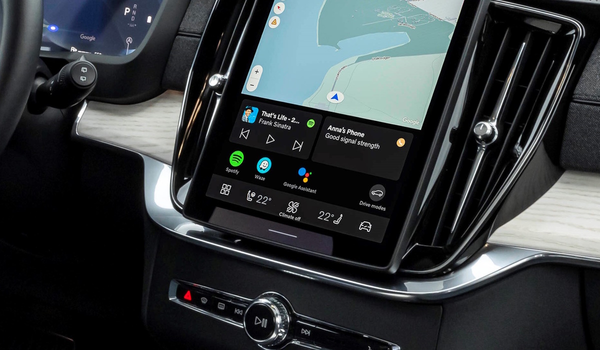 Blick in das neu gestaltete Cockpit mit dem zentralen Display, das aus EX30 und EX90 bekannt ist. Foto: Volvo