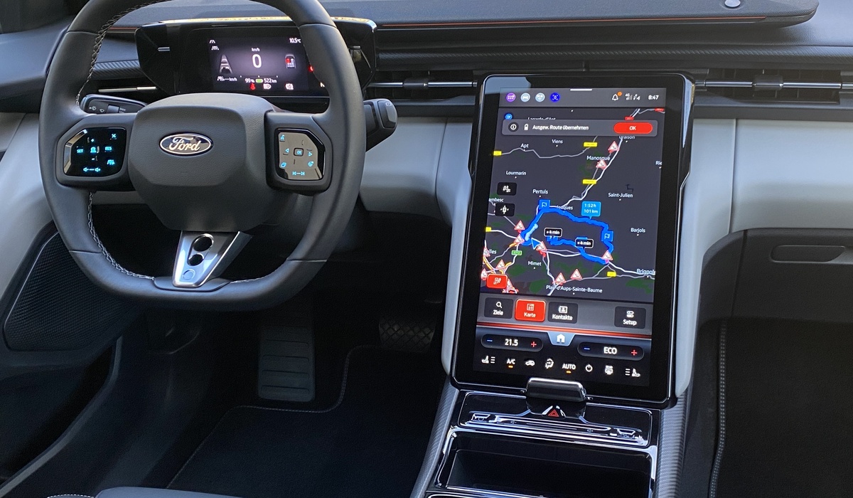 Auch innen ist der Capri eigenständig gestaltet Foto: Ford