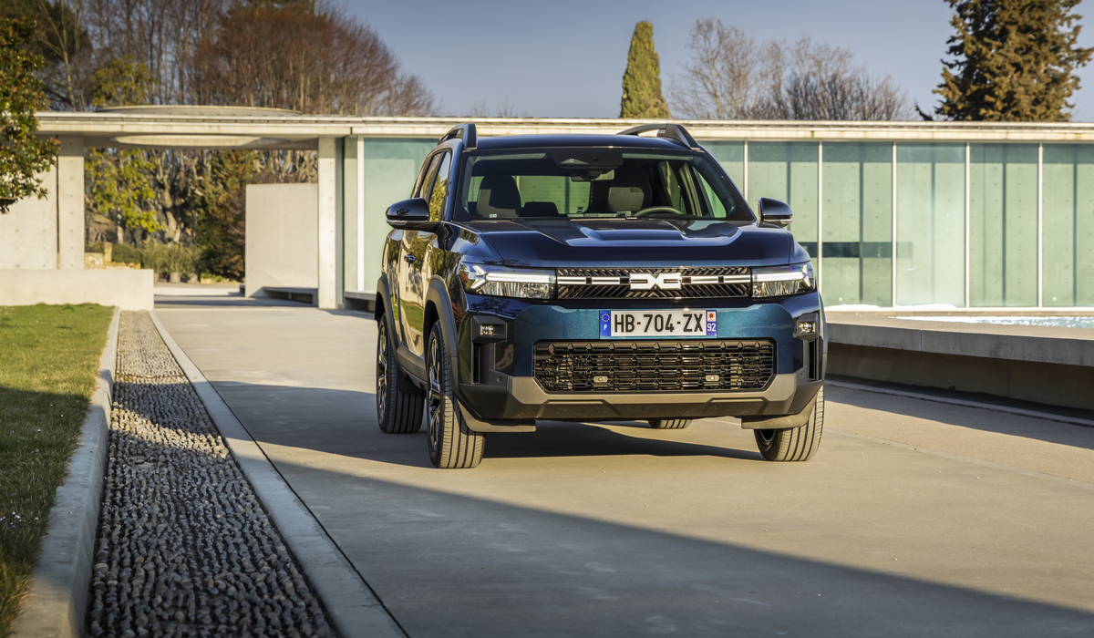 Die Lenkung arbeitet präzise, erteilt eine gute Rückmeldung, der Federungskomfort ist ausgewogen, das Handling direkt und der Wendekreis überraschend klein Foto: Dacia