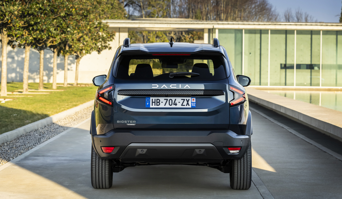 Dacia hat den Bigster bewusst rustikal gestylt, ihm so ein bisschen Outdoor- und Abenteuer-Image mit auf den Weg gegeben Foto: Dacia