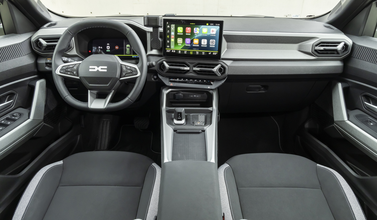 Hinter dem Lenkrad gibt sich der Bigster modern mit einer guten Mischung aus digitaler und analoger Welt Foto: Dacia