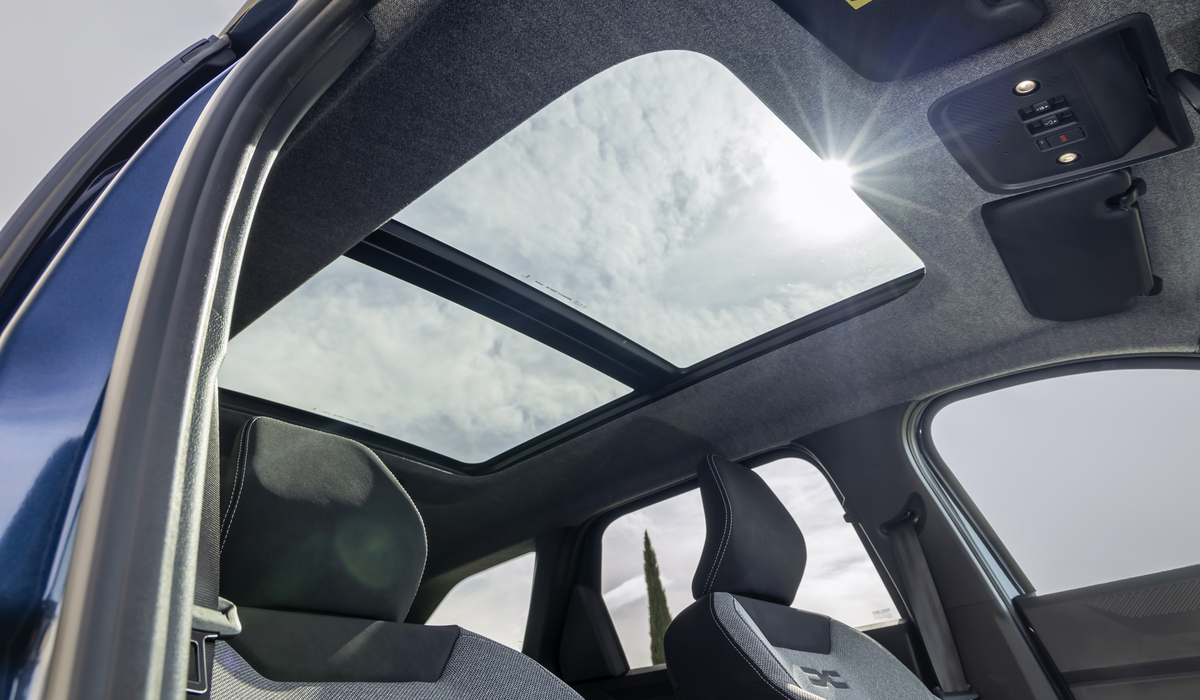 Im Passagierabteil geht es hell und luftig zu Foto: Dacia