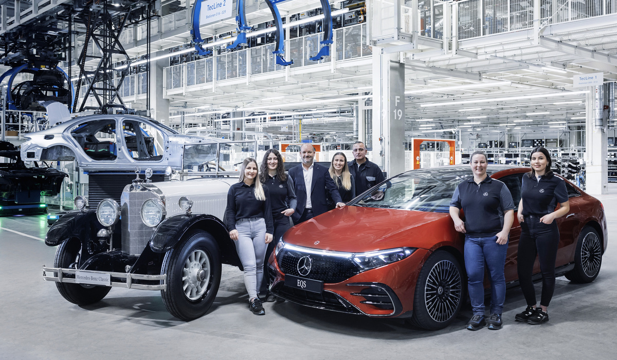 Generationentreffen nach 22 Millionen Einheiten in der Factory 56 in Sindelfingen – Historischer Mercedes begegnet vollelektrischem Sternträger. Foto: Mercedes-Benz Classic Archive