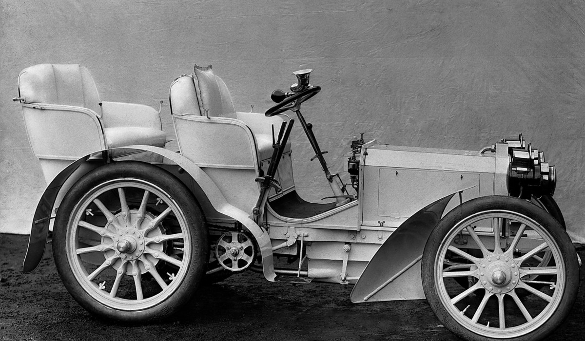 Mit dem ersten Mercedes (Typ 35 PS) kommt zugleich das moderne Auto in Fahrt – mit starkem Frontmotor und flacher Silhouette. Foto: Mercedes-Benz Classic Archive