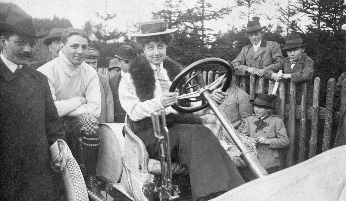 Mercedes Jellinek ließ sich gerne mit den Autos fotografieren, die ihren Namen trugen, besaß allerdings nie selbst ein Auto. Foto: Mercedes-Benz Classic Archive