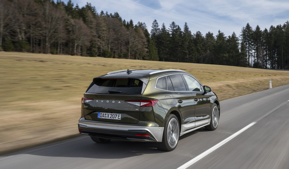 Weil Skoda nochmals gezielt die Karosserie überarbeitete, konnte die Aerodynamik leicht verbessert und so die Reichweite beim Enyaq 85 – übrigens die meistverkaufte Variante der Baureihe – um 13 auf 582 Kilometer angehoben werden Foto: Skoda