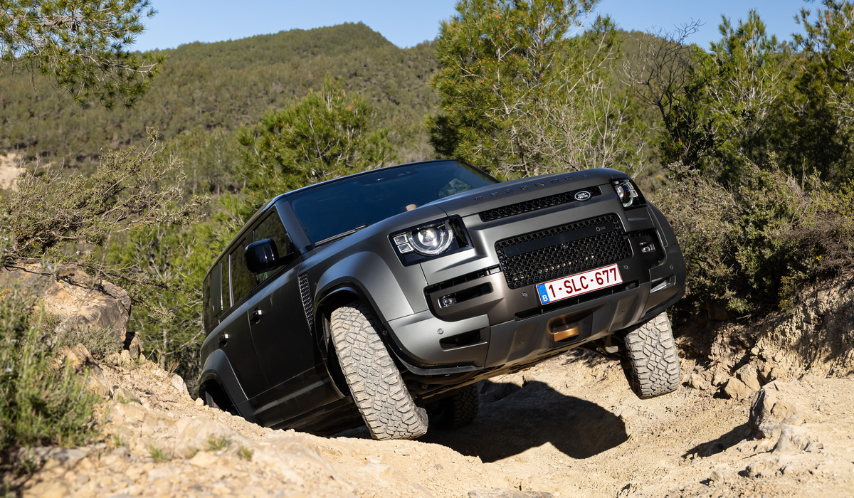Einer kommt durch: Der Defender Octa in einem seiner Lieblings-Milieus, dem sehr anspruchsvollen Gelände Foto: Land Rover