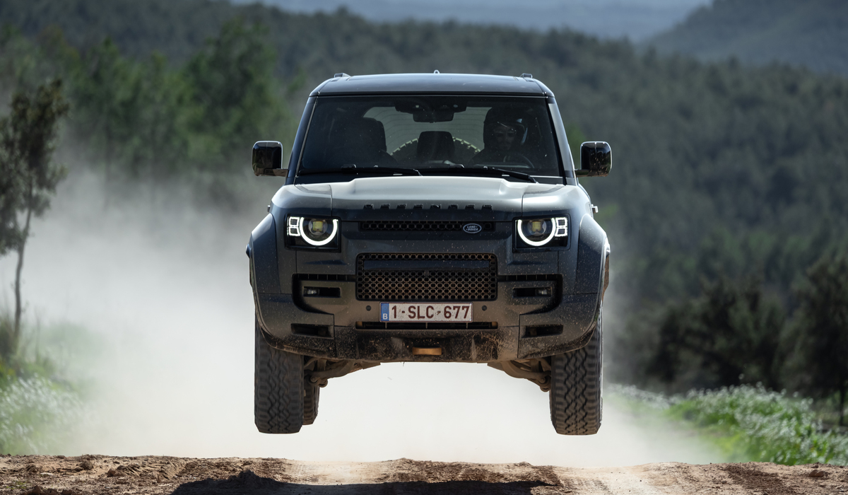 Abgehoben: Dank des aufwendigen Fahrwerk steckt der Octa auch Flugeinlagen locker weg Foto: Land Rover