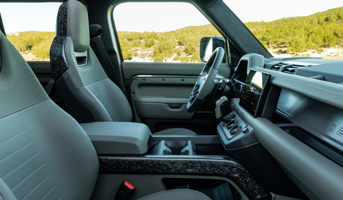 Im Innenraum herrscht Defender-Atmosphäre mit speziellen Octa-Zutaten Foto: Land Rover