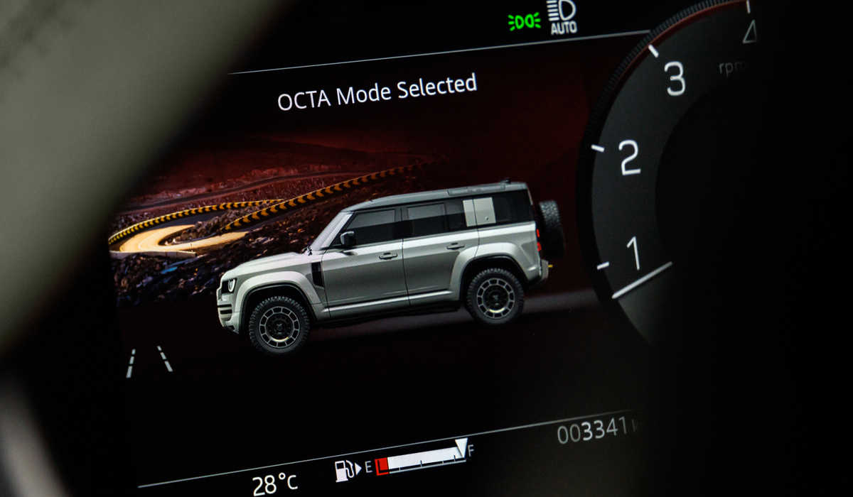 Im Octa-Modus liegt der Schwerpunkt erstmals bei Land Rover auf Performance im Gelände Foto: Land Rover