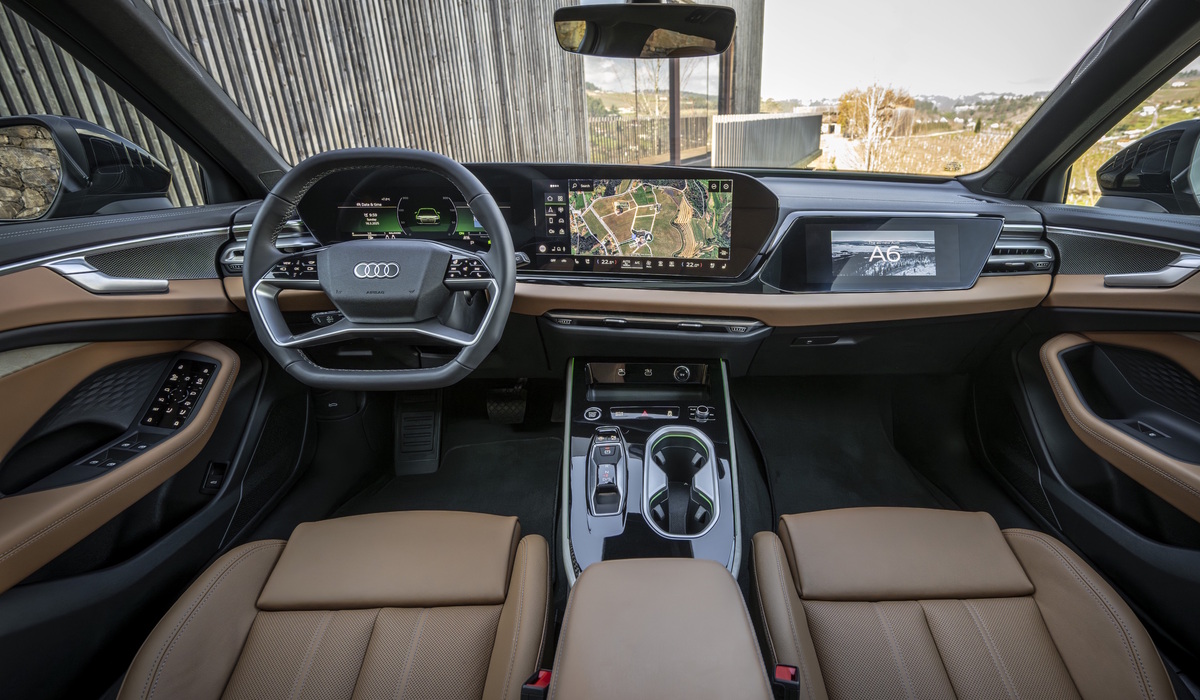 Das neue Cockpit des A6 setzt auf große Displayflächen. Einst war der A6 König der Tasten in der Mittelkonsole. Nun ist der Arbeitsplatz maximal vertoucht Foto: Audi