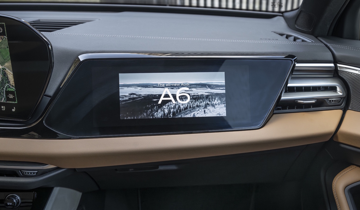 Sogar für den Beifahrer bietet der A6 gegen Aufpreis einen Touchscreen Foto: Audi