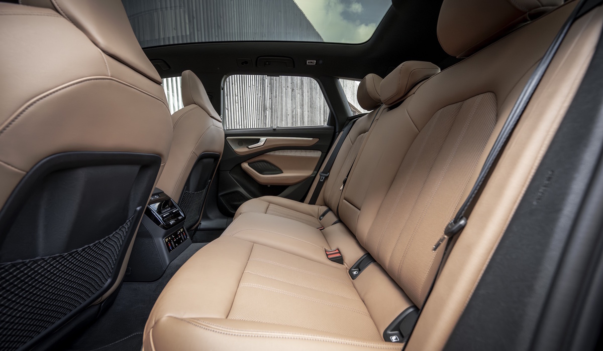 Auf den luftigen Sitzen der Rückbank können sich Gäste ihre Wunschtemperatur selber einstellen Foto: Audi