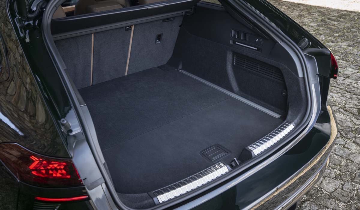 Der Kofferraum des A6 bleibt praktisch und geräumig. Raumwunder bleiben angesichts von einer fünf Meter langen Karosserie allerdings aus Foto: Audi