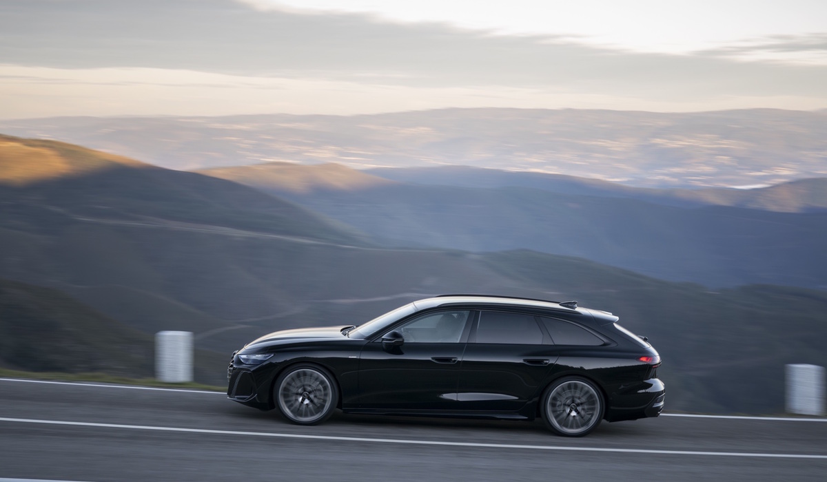 Zu den neuen Farben der sechsten A6-Generation gehört ein schickes Midnight Green Metallic, dass man in manchen Lichtsituationen für ein Schwarz halten könnte Foto: Audi
