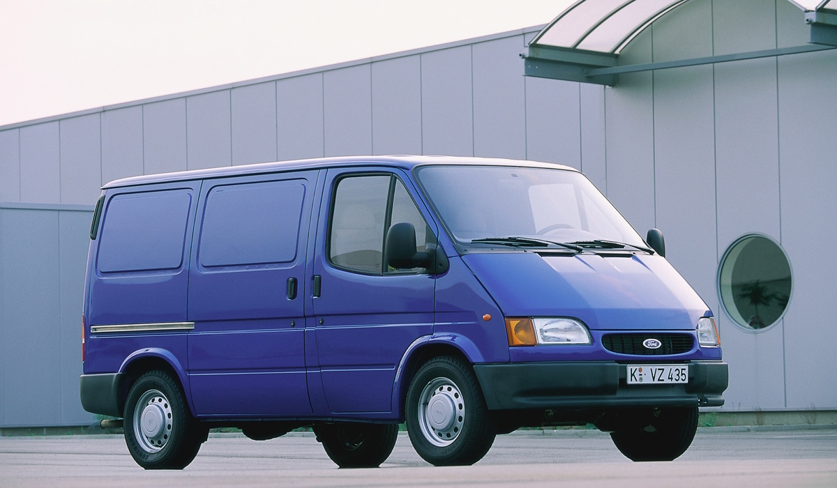 Drei Millionen in 30 Jahren – Der Transit zeigte sich 1995 facegeliftet fit für neue Meilensteine. Foto: Ford