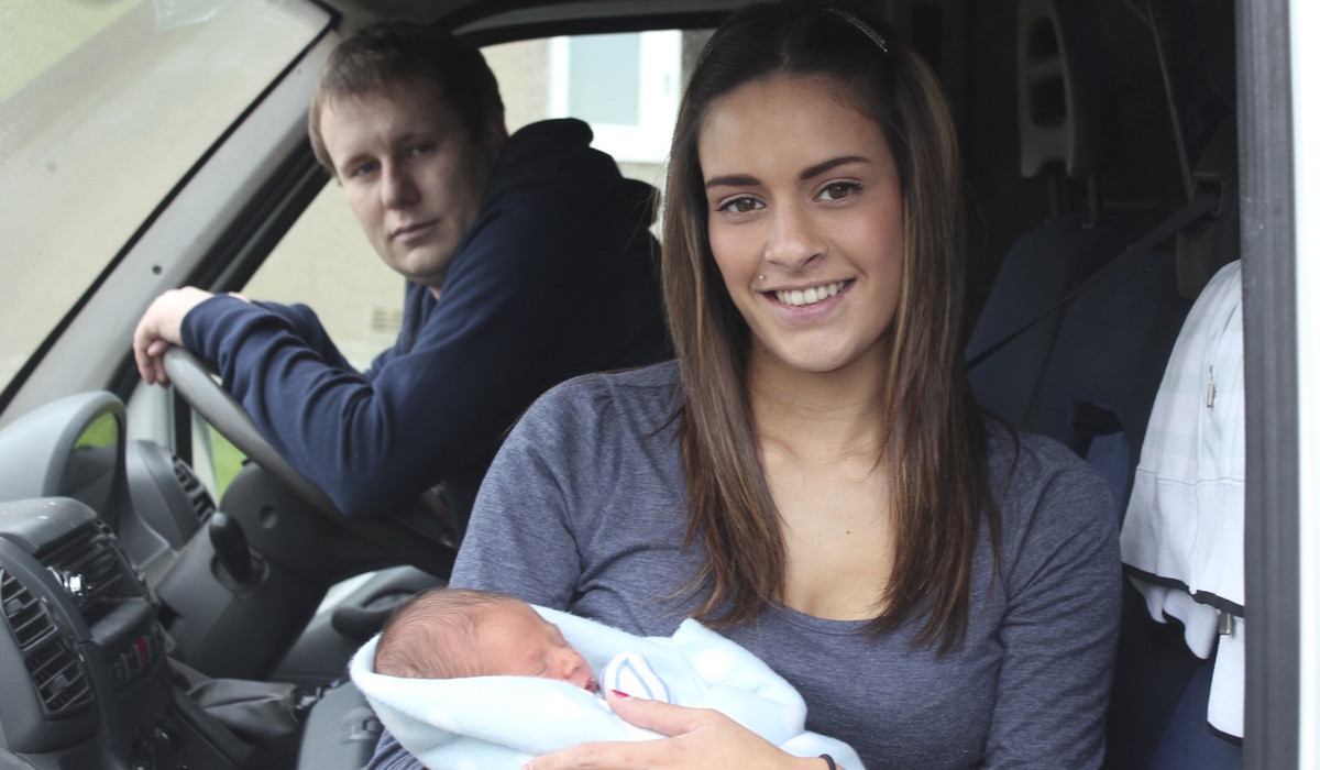 Glücklich geboren im Transit – Jess und Daniel Kerr waren auf dem Weg zum Krankenhaus, als ihr Sohn Alfie 2013 im Cockpit eines Transit zur Welt kam. Foto: Ford