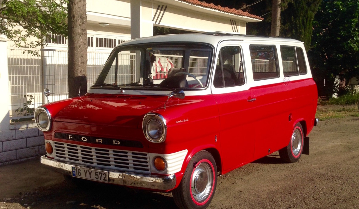 Nach Vorbild des VW T1 „Samba-Bus“ – Der Ford Transit Panorama mit Dachfenstern fand in den 1960ern viele Fans. Foto: Ford